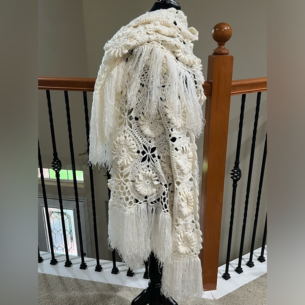 VINTAGE Crochet Fringe Shawl in Cream UNBRANDED, ONE SIZE - Picture 10 of 13